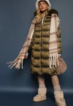 Zielona Długa Kurtka z Odpinanym Kapturem Zdobiona Pikowaniem i Rozcięciami na Napy Zennera