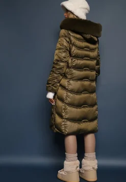 Zielona Długa Kurtka z Odpinanym Kapturem Zdobiona Pikowaniem i Rozcięciami na Napy Zennera