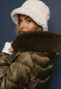 Zielona Długa Kurtka z Odpinanym Kapturem Zdobiona Pikowaniem i Rozcięciami na Napy Zennera