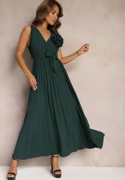 Zielona Koktajlowa Sukienka Plisowana z Kwiatową Broszką Paskiem i Gumką w Talii Viknna