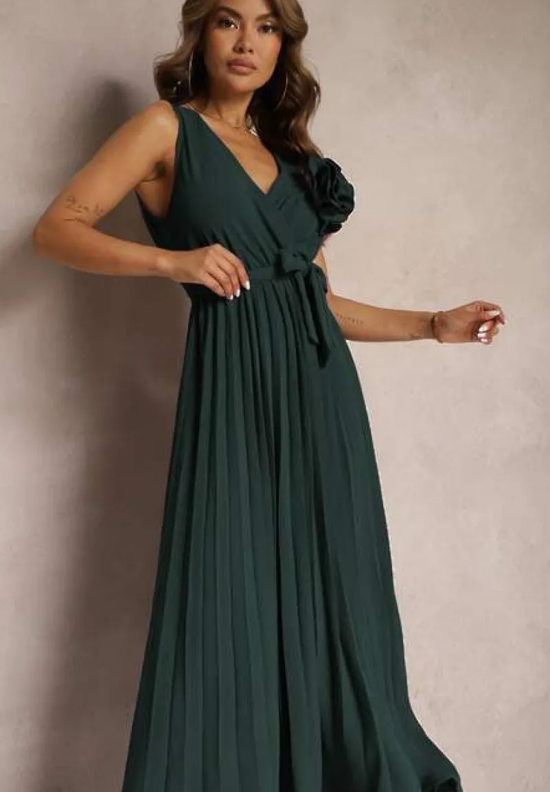 Zielona Koktajlowa Sukienka Plisowana z Kwiatową Broszką Paskiem i Gumką w Talii Viknna