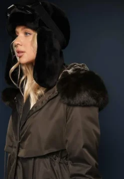 Zielona Kurtka Płaszcz ze Ściągaczem i Kapturem z Ozdobnym Futerkiem Livieya