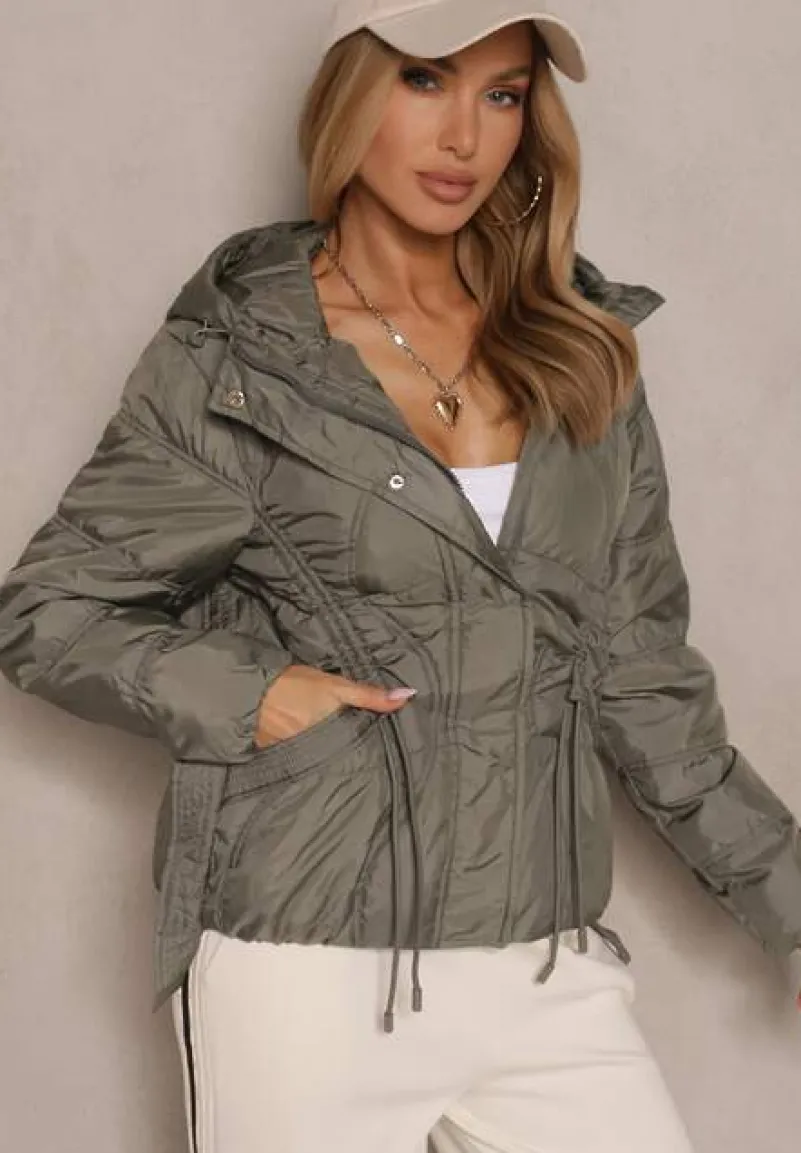 Zielona Kurtka z Kapturem Sznurkami i Ozdobnymi Przeszyciami Karedia