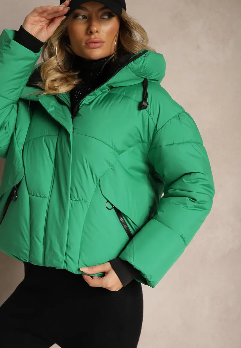 Zielona Pudełkowa Kurtka z Pikowanymi Przeszyciami i Kapturem Zdobiona Ściągaczami Hedilea