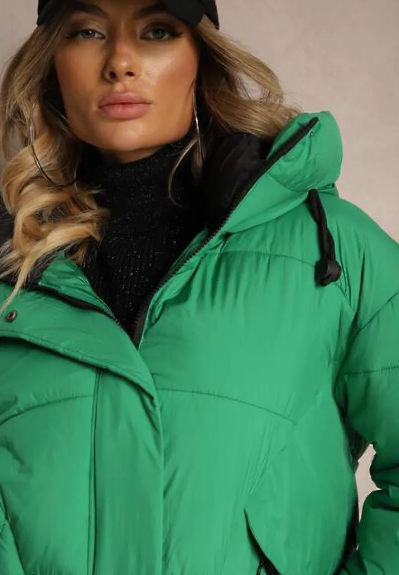 Zielona Pudełkowa Kurtka z Pikowanymi Przeszyciami i Kapturem Zdobiona Ściągaczami Hedilea