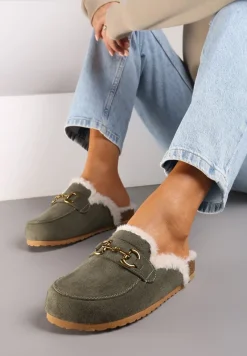 Zielone Klapki na Płaskiej Podeszwie Wykończone Klamrą i Imitacją Futra Lararia