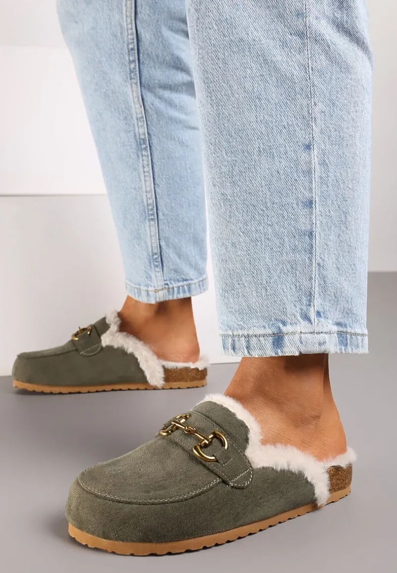 Zielone Klapki na Płaskiej Podeszwie Wykończone Klamrą i Imitacją Futra Lararia