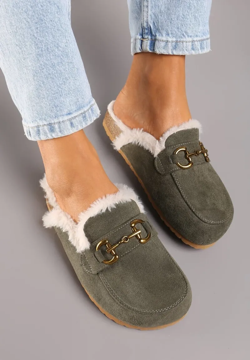 Zielone Klapki na Płaskiej Podeszwie Wykończone Klamrą i Imitacją Futra Lararia