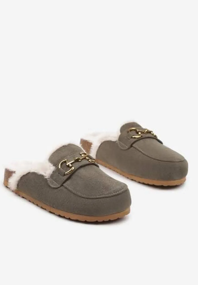 Zielone Klapki na Płaskiej Podeszwie Wykończone Klamrą i Imitacją Futra Lararia