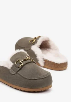 Zielone Klapki na Płaskiej Podeszwie Wykończone Klamrą i Imitacją Futra Lararia