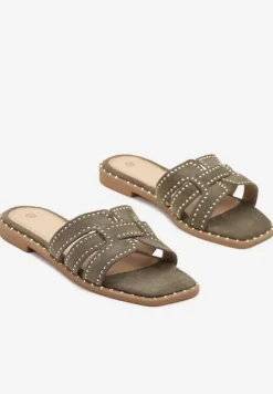 Zielone Klapki z Przeplatanymi Paskami i Nitami Nortewi