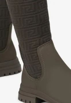 Zielone Kozaki na Płaskiej Podeszwie ze Skarpetową Cholewką z Tłoczeniem Nalithia