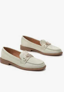 Zielone Mokasyny z Imitacji Zamszu Ozdobione Metaliczną Klamrą i Cyrkoniami Leoxa