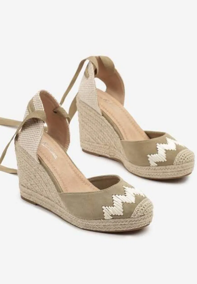 Zielone Sandały z Plecionką na Koturnie i Ozdobnym Wiązaniem