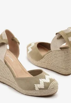 Zielone Sandały z Plecionką na Koturnie i Ozdobnym Wiązaniem