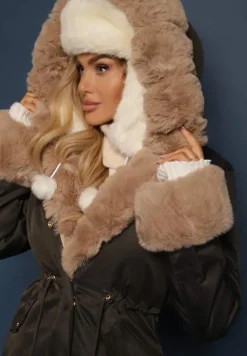 Zielono-Beżowa Kurtka Typu Parka z Kapturem Zdobiona Futerkiem z Możliwością Odpięcia Valinora