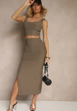 Zielony Komplet Prążkowany z Topem na Szerokich Ramiączkach i Spódnicą z Rozcięciem na Boku Weola