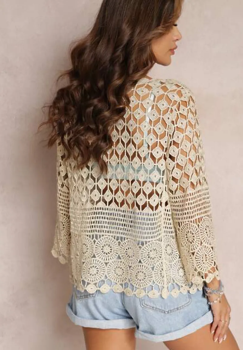 Złota Ażurowa Narzutka z Bawełny z Błyszczącą Nitką i Ozdobnym Guzikiem Diamona