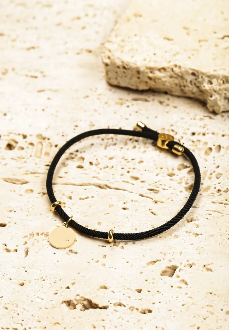 Złota Bransoletka na Sznurku Ozdobiona Metalicznymi Aplikacjami Irriovae