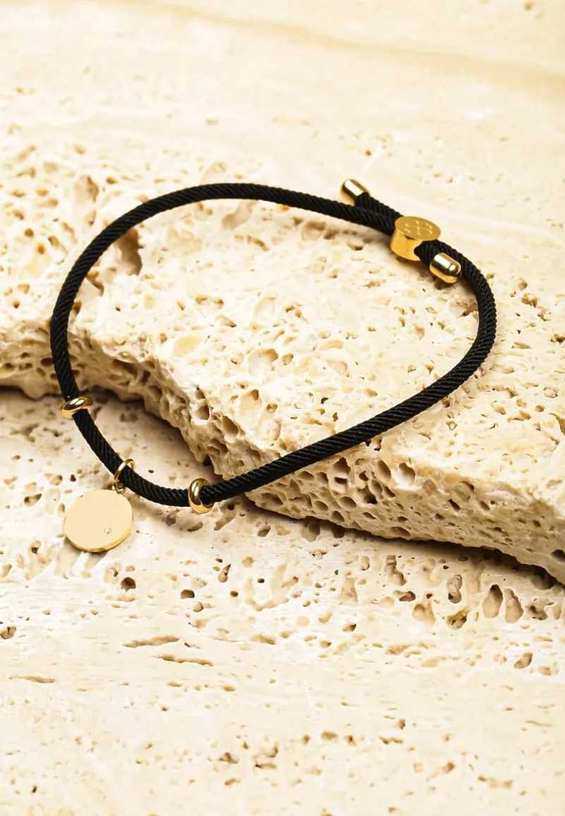 Złota Bransoletka na Sznurku Ozdobiona Metalicznymi Aplikacjami Irriovae