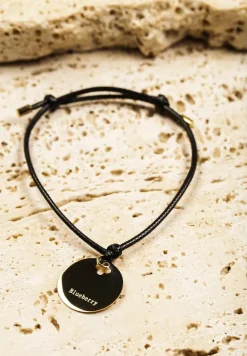 Złota Bransoletka Sznurek z Ozdobnym Napisem Clelira