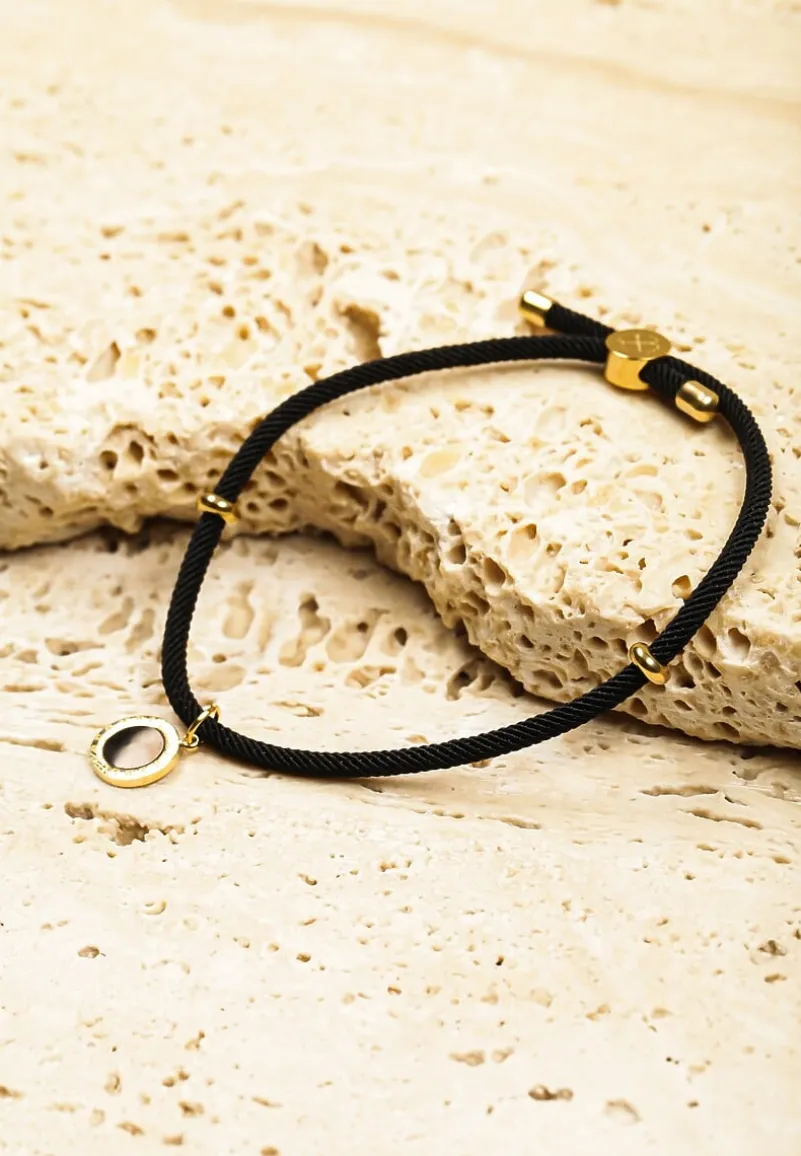 Złota Bransoletka Sznurek Ozdobiona Metalicznymi Aplikacjami Irrasene