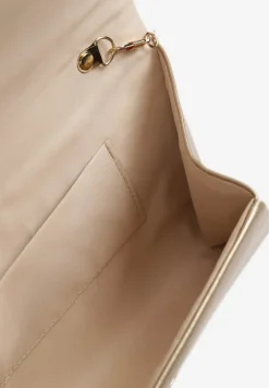 Złota Torebka Kopertówka Zdobiona Metalowym Detalem z Dodatkowym Łańcuszkiem Vorinna