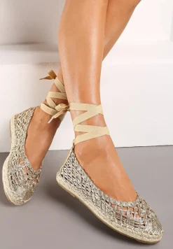 Złote Balerinki z Imitacji Skóry o Plecionym Fasonie ze Sznurowaniami Wokół Kostki Elluna