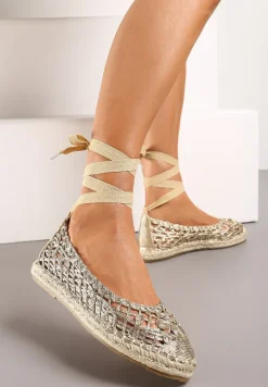 Złote Balerinki z Imitacji Skóry o Plecionym Fasonie ze Sznurowaniami Wokół Kostki Elluna