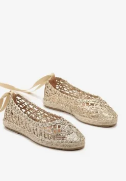 Złote Balerinki z Imitacji Skóry o Plecionym Fasonie ze Sznurowaniami Wokół Kostki Elluna