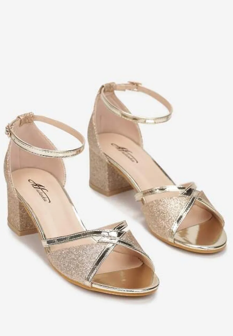 Złote Brokatowe Sandały na Niskim Słupku z Lakierowanymi Paskami Ilenia