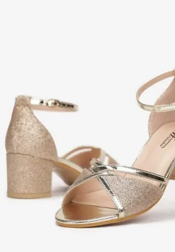 Złote Brokatowe Sandały na Niskim Słupku z Lakierowanymi Paskami Ilenia
