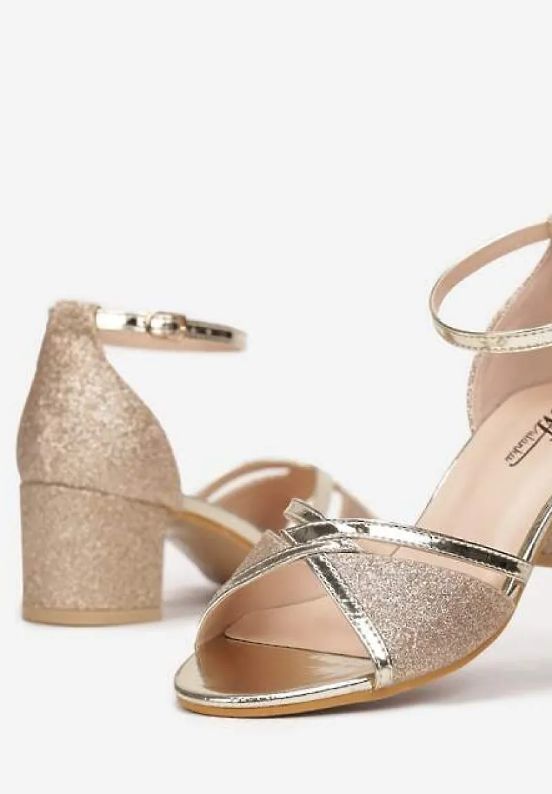 Złote Brokatowe Sandały na Niskim Słupku z Lakierowanymi Paskami Ilenia