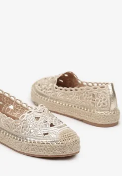 Złote Espadryle na Podeszwie z Plecionki Zdobione Ażurowym Wzorem Elnil