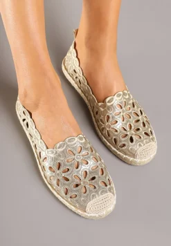 Złote Espadryle Vices Ozdobione Ażurowym Wzorem i Ozdobną Plecionką Arivosa