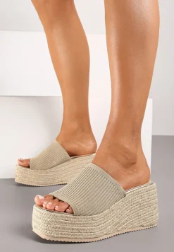 Złote Klapki na Koturnie Ozdobionym Plecionką Obdaria