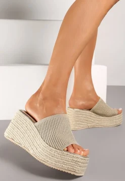 Złote Klapki na Koturnie Ozdobionym Plecionką Obdaria