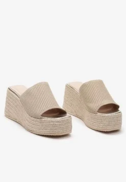 Złote Klapki na Koturnie Ozdobionym Plecionką Obdaria