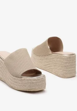 Złote Klapki na Koturnie Ozdobionym Plecionką Obdaria