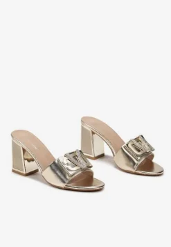 Złote Klapki na Metalicznym Obcasie z Biżuteryjną Klamerką Cindelaria