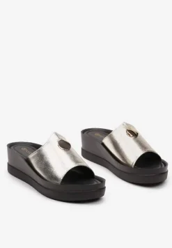 Złote Klapki na Niskim Koturnie z Metalicznym Połyskiem Frescoba