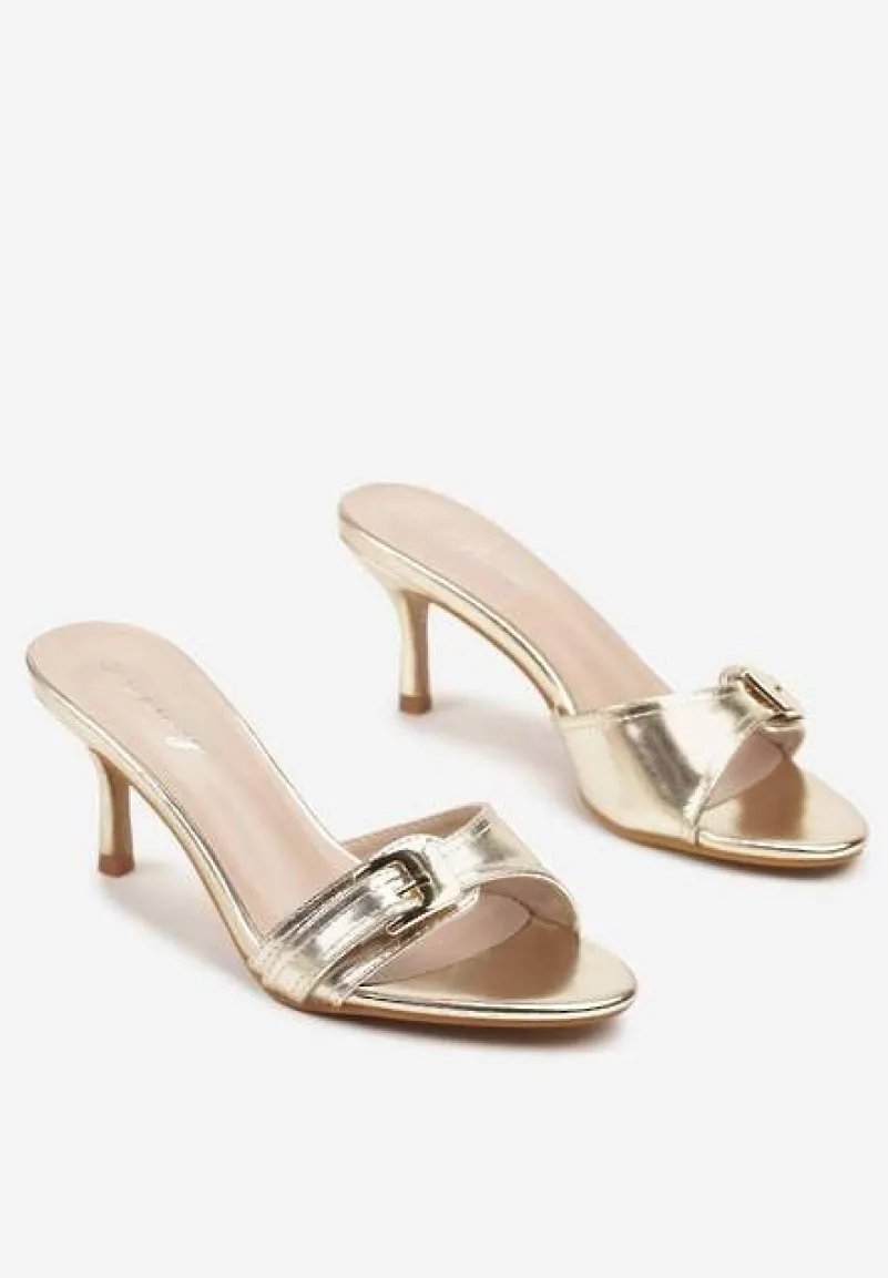 Złote Klapki na Obcasie z Paseczkiem Ozdobionym Klamrą Julisae