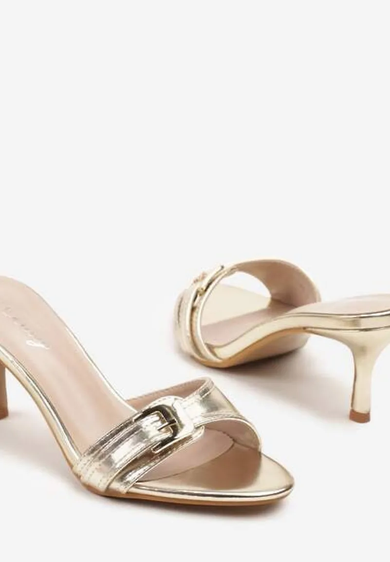 Złote Klapki na Obcasie z Paseczkiem Ozdobionym Klamrą Julisae