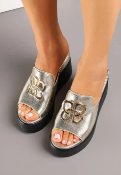 Złote Klapki Vices na Koturnie Zdobione Geometryczną Aplikacją Obeliae