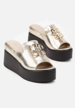 Złote Klapki Vices na Koturnie Zdobione Geometryczną Aplikacją Obeliae