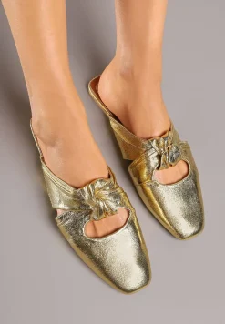 Złote Klapki Vices Typu Mule z Ozdobnym Supłem Elitina