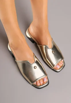 Złote Klapki Vices z Ozdobą i Geometryczną Cholewką Tilavira