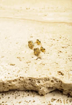 Złote Kolczyki Ozdobione Kwiatkami Cleale