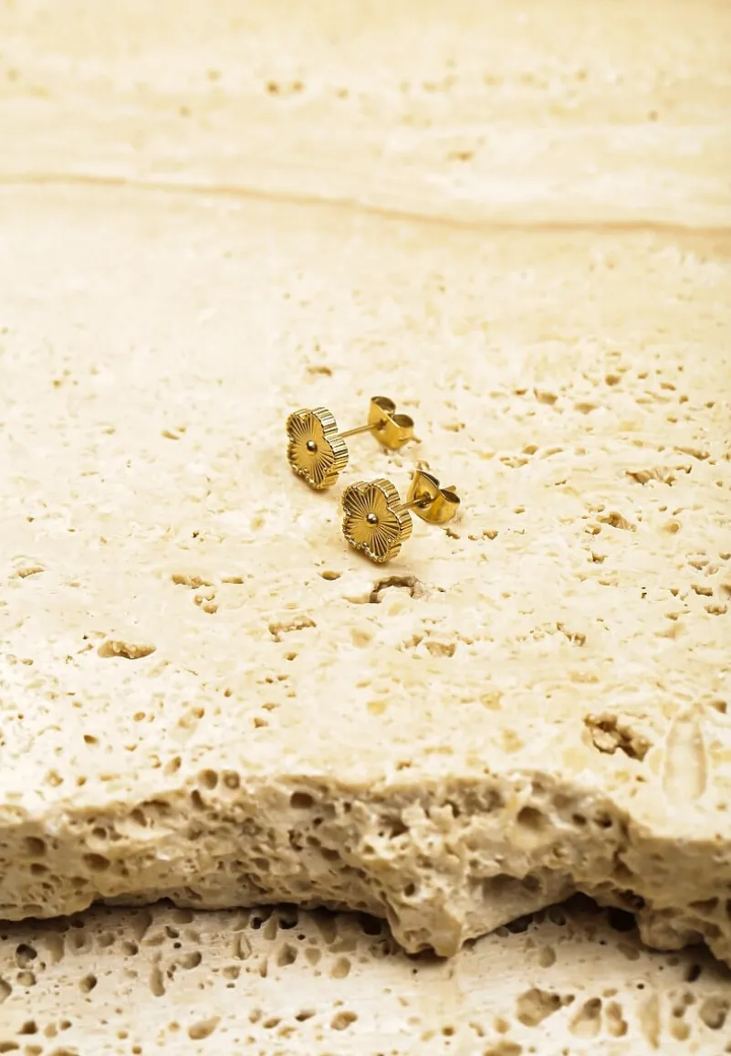 Złote Kolczyki Ozdobione Kwiatkami Cleale