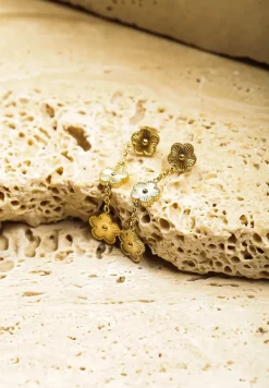 Złote Kolczyki Wiszącymi Kwiatkami na Łańcuszku Finassea